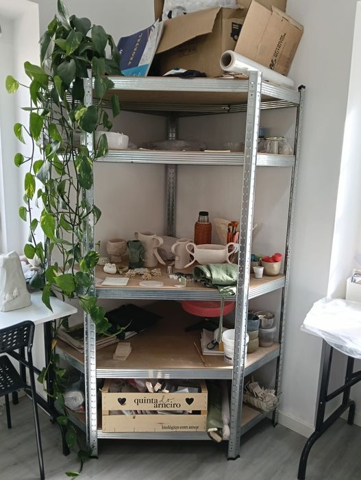 Estante de canto medidas 1,8 m de altura, 90 cm de profundidade