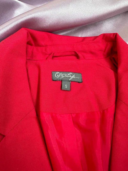 Яскравий рожевий піджак