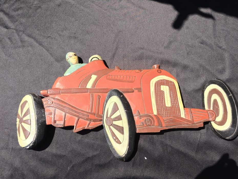 Drewniana dekoracja czerwone auto