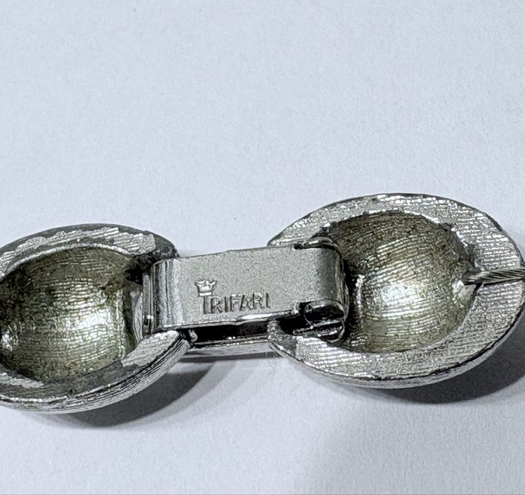 Lindo colar de bijutaria cor prata da marca Trifari