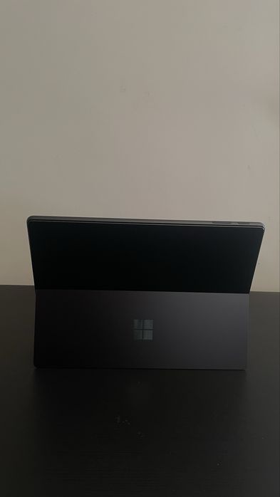 Surface pro 9, i5-1335U, 8GB ram, 256GB