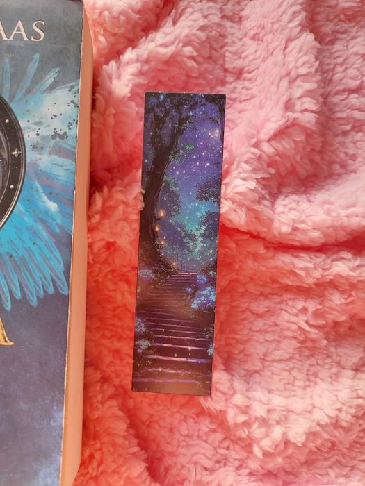 Książka z serii Szklany Tron Wieża Świtu Sarah J. Maas plus gratis