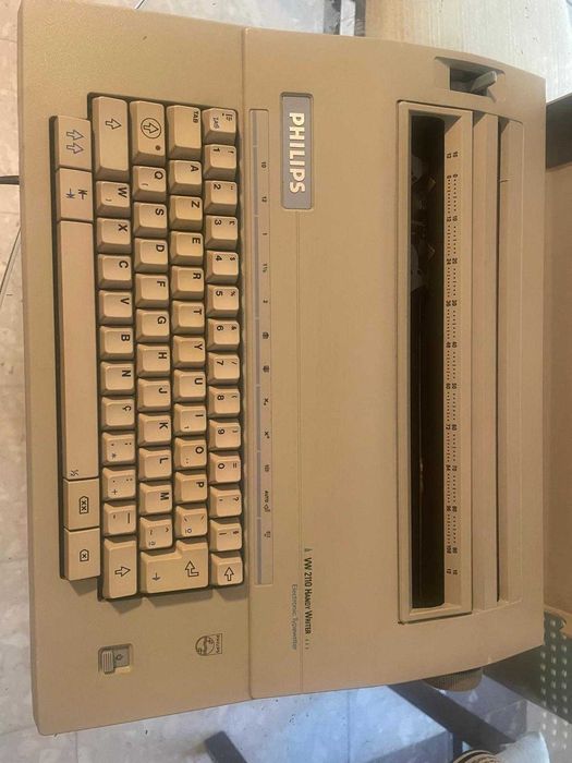 Máquina de escrever Philips elétrica.