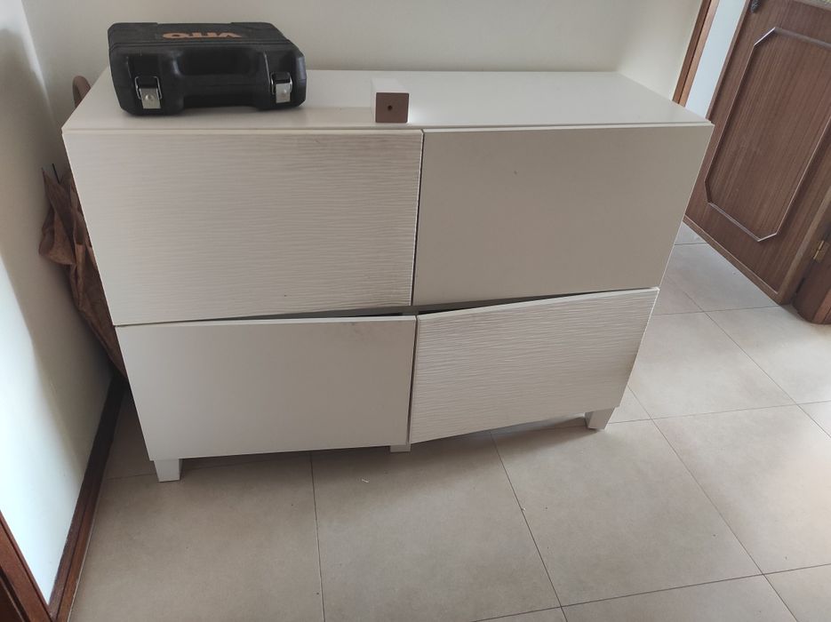 Aparador branco com portas