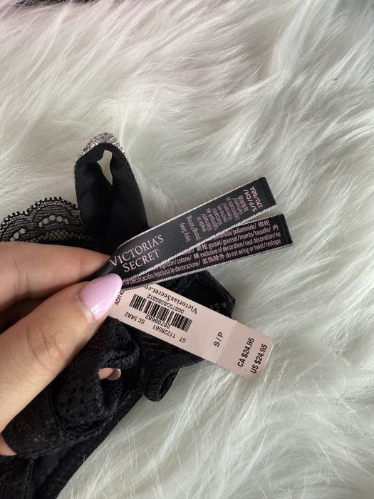 Czarne koronkowe majtki stringi z kryształkami Victoria’s Secret S