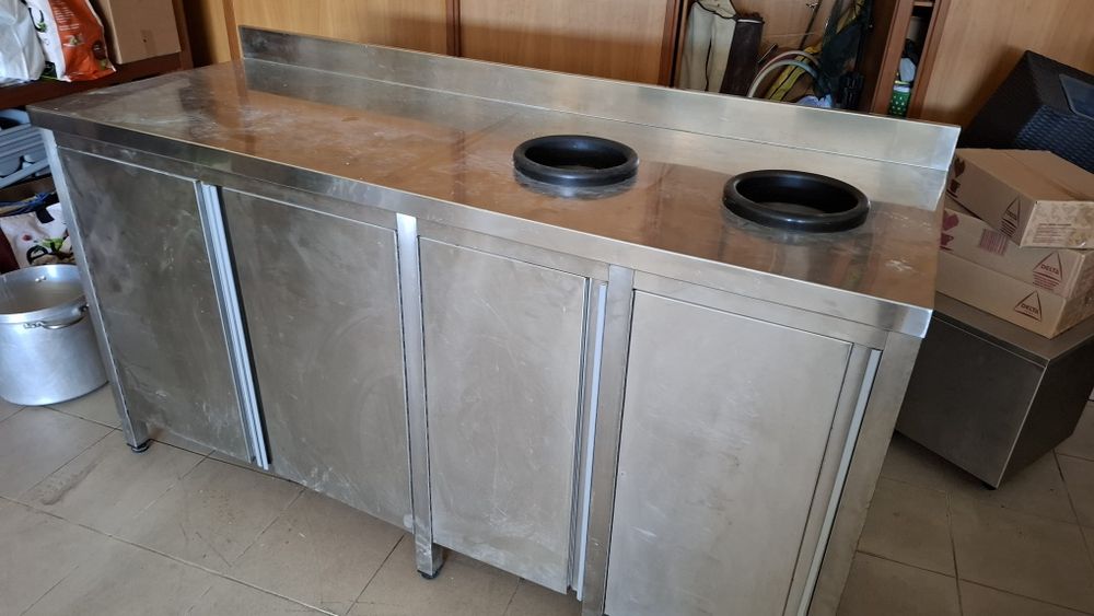 Bancada em inox. Com reservatórios pra lixo.