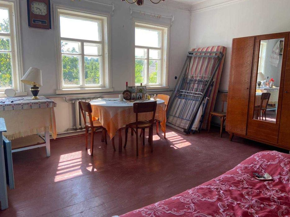 Продам будинок біля озера із земельною ділянкою (центр)