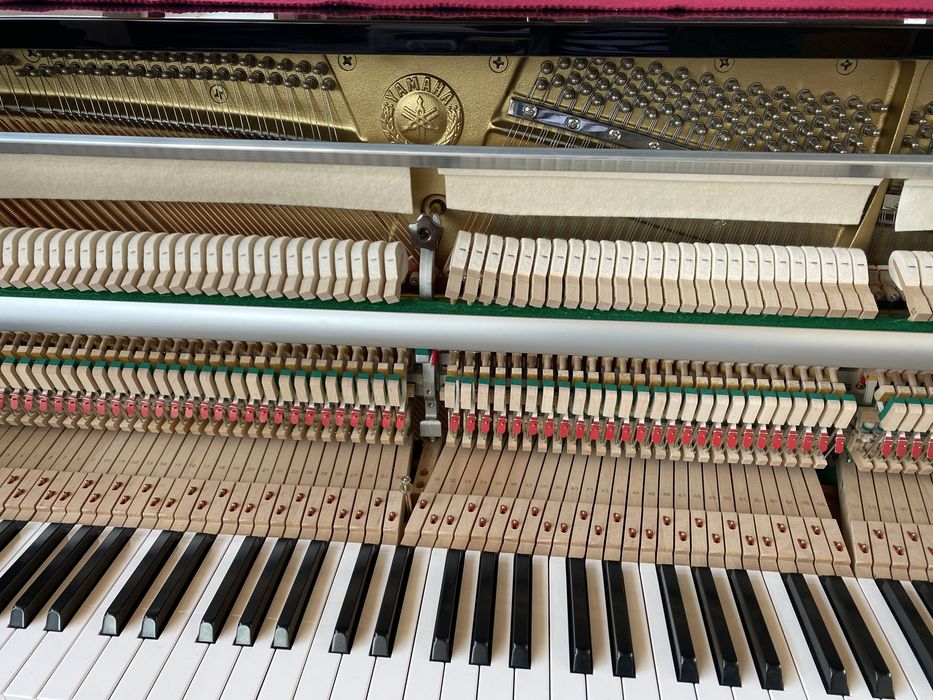 Piękne, czarne pianino Yamaha B2