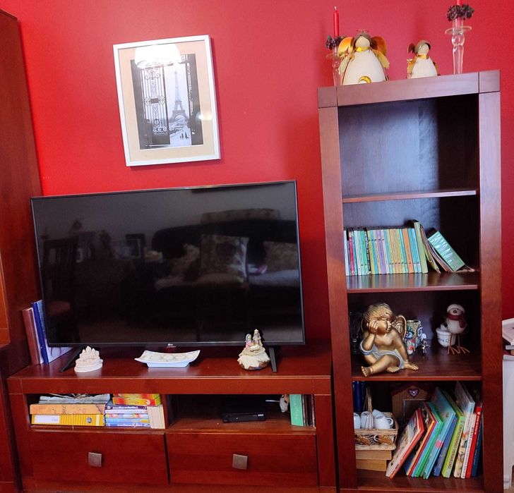 Vende se móveis, mesa e 4 cadeiras