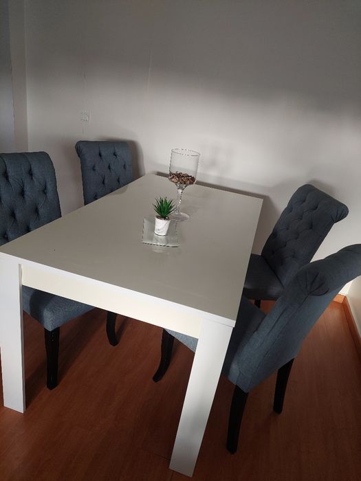 Mesa retangular com 4 cadeiras