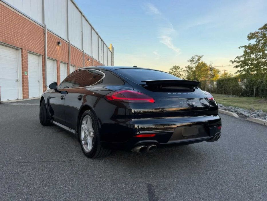 Porsche Panamera 4S      2015