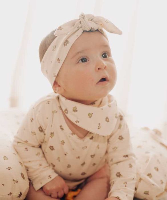 Babete triângulo em algodão orgânico – padrão flores