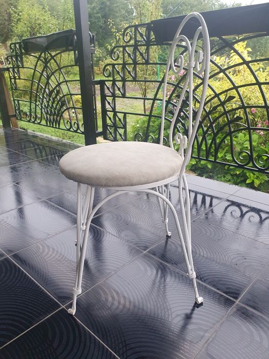 Ковані металеві стільці