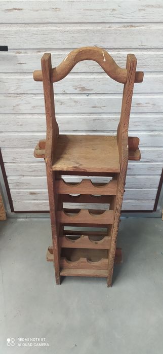 masywny ozdobny stojak na wino stare drewno