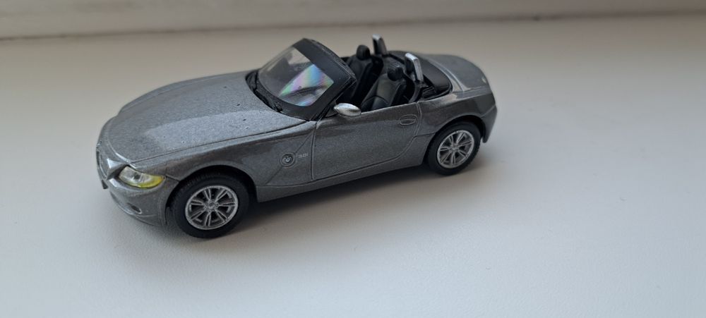Машинка модель bmz z4 cararama 1/43