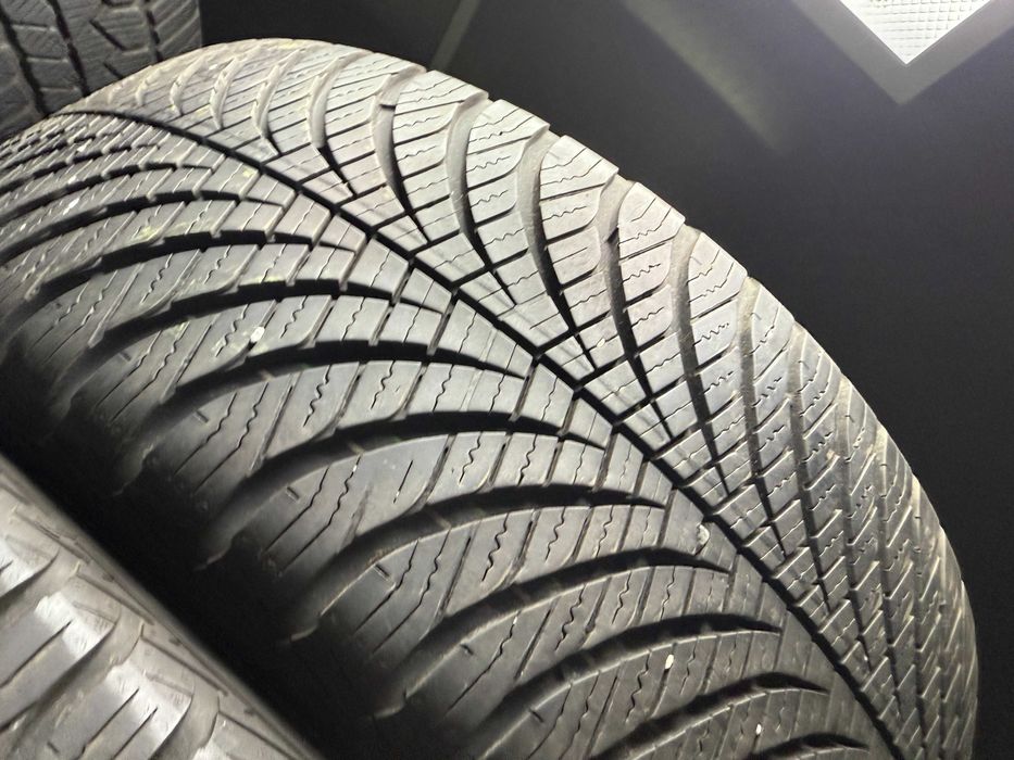 225-45 R19 96W Goodyear Vector 4 Seasons 2шт