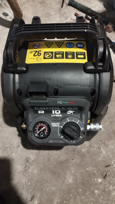 Bezprzewodowy, bezolejowy kompresor akumulatorowy DeWalt DCC1054 XR FLEXVOLT