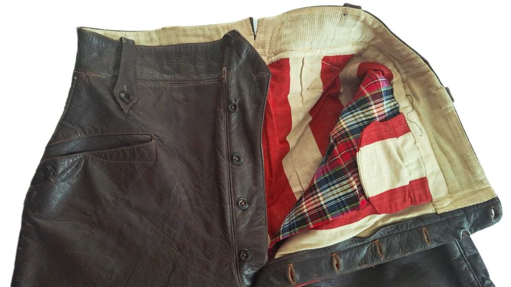 Przedwojenne gogle i spodnie motocyklowe.