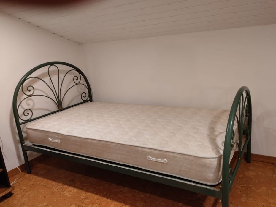 Cama de ferro com estrado e colchão