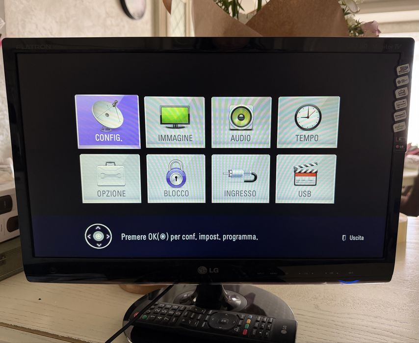Телевізор LG Flatron M2080D