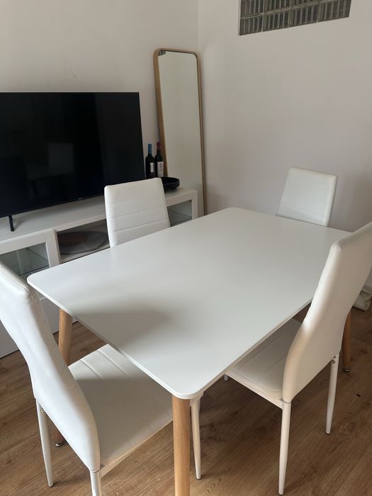 Mesa jantar branca 4 cadeiras + movel