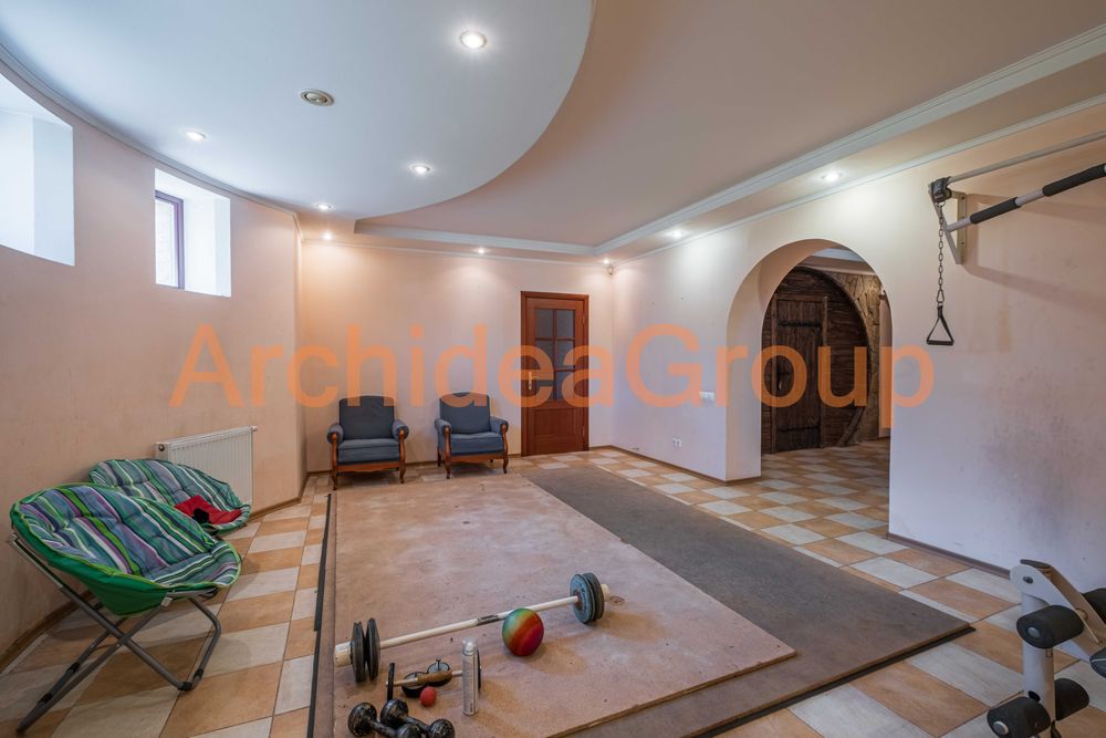 Продаж будинку у самому центрі на Печерську