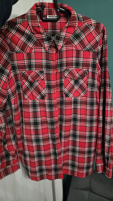 Червона з чорним  сорочка в клітинку