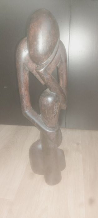 Vendo estatueta decorativa em madeira preta