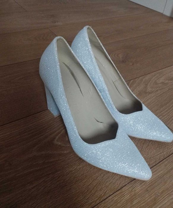 Brokatowe buty na słupku