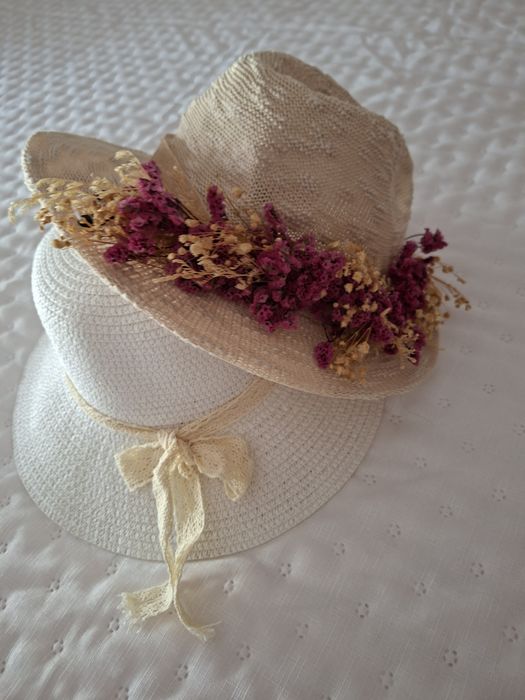 2 chapeus novos, branco e beje