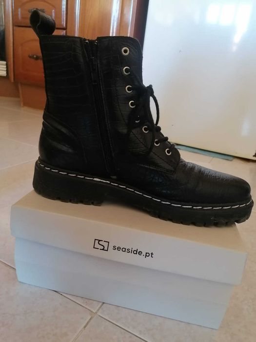Botas pretas estilo militar de senhora