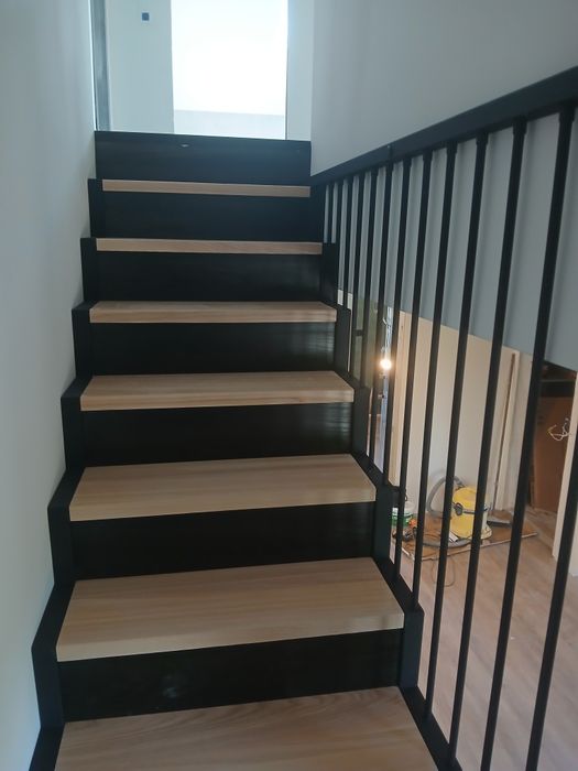 Schody metalowe drewniane balustrady