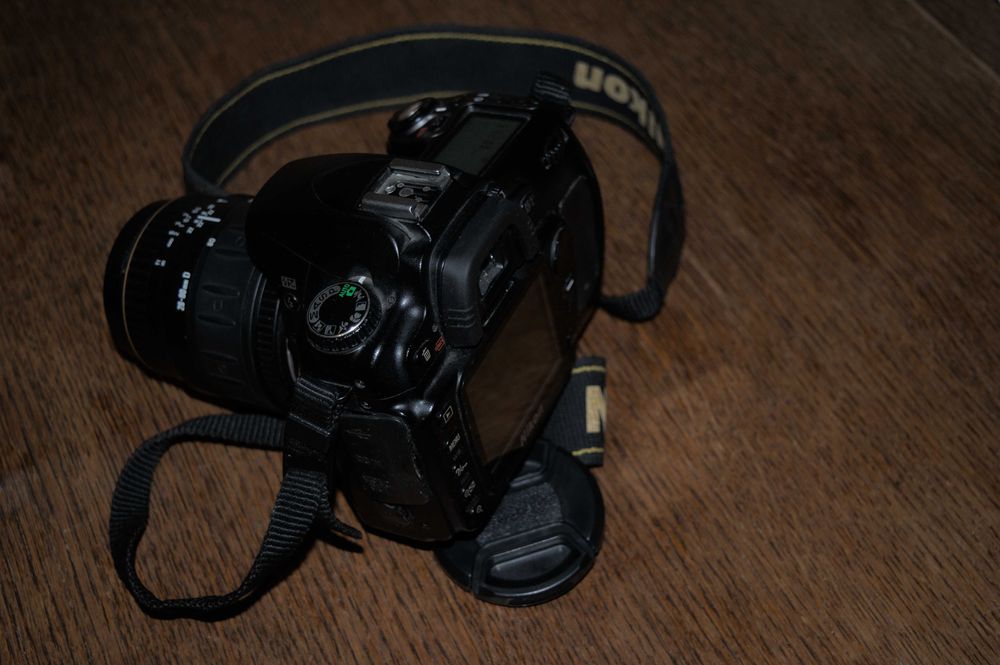 Nikon D80 з об'єктивом