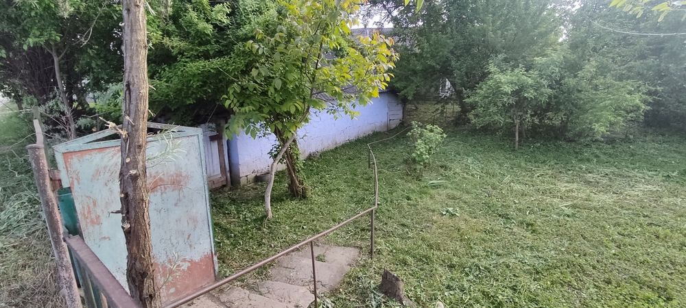 Ділянка,половина хати.