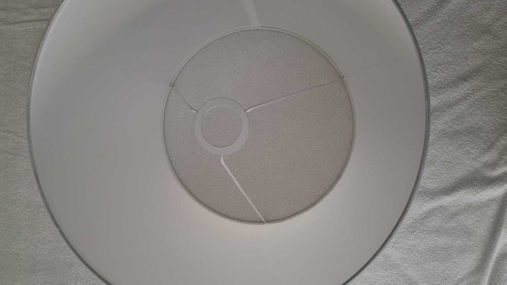 Abajures branco, verde e bege