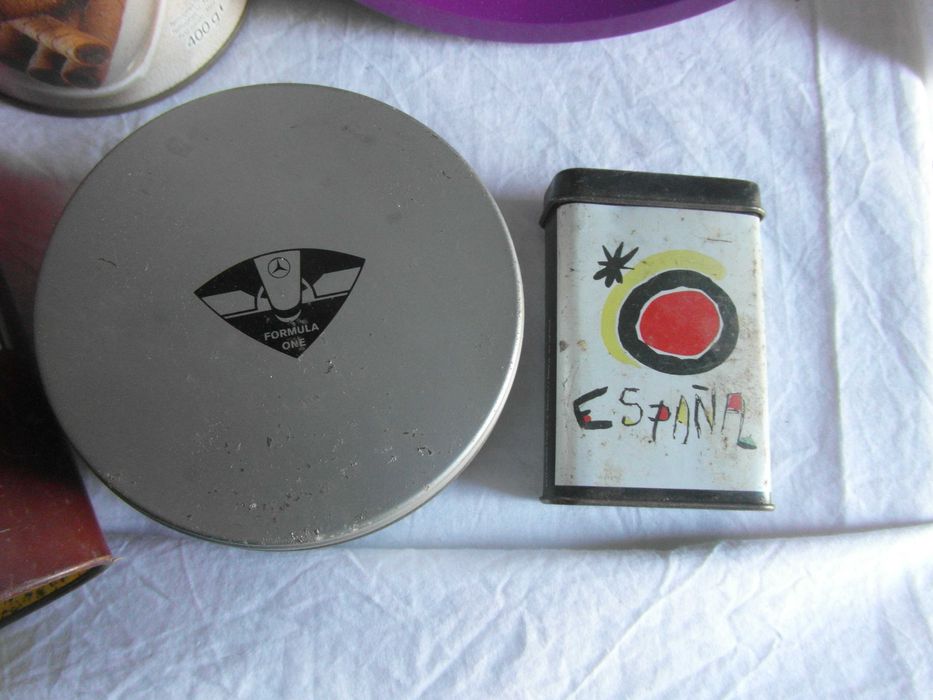 Latas e cx madeira para coleção
