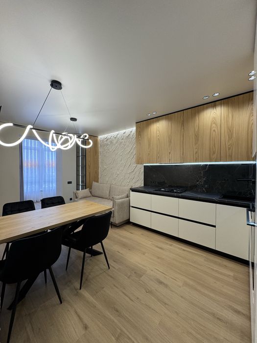 Велика 1-кімнатна квартира видова на Міське Озеро