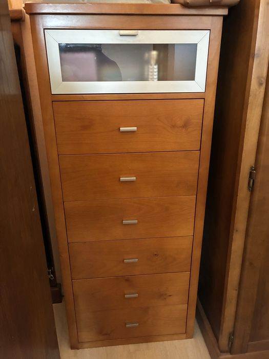 Cama casal com mesa de cabeceira