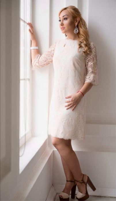 Мереживна ніжна сукня, бежевий колір гіпюру. в ідеальному стані))