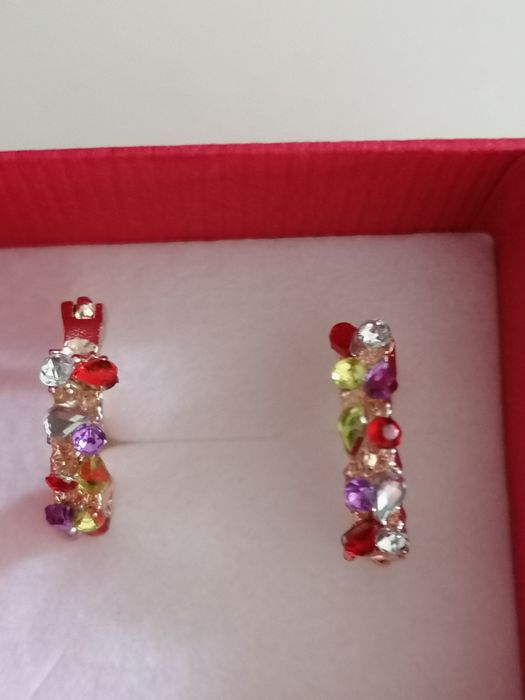 Kolczyki z kolorowymi kamieniami