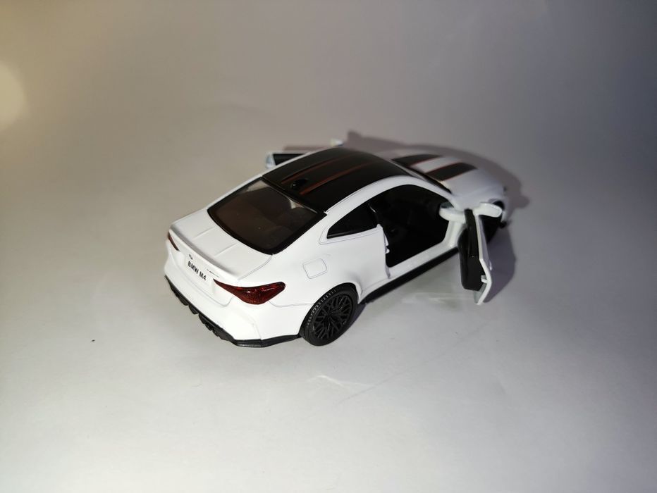 BMW M4 CSL 1:36 — Modelo Metal Branco com Função Puxar