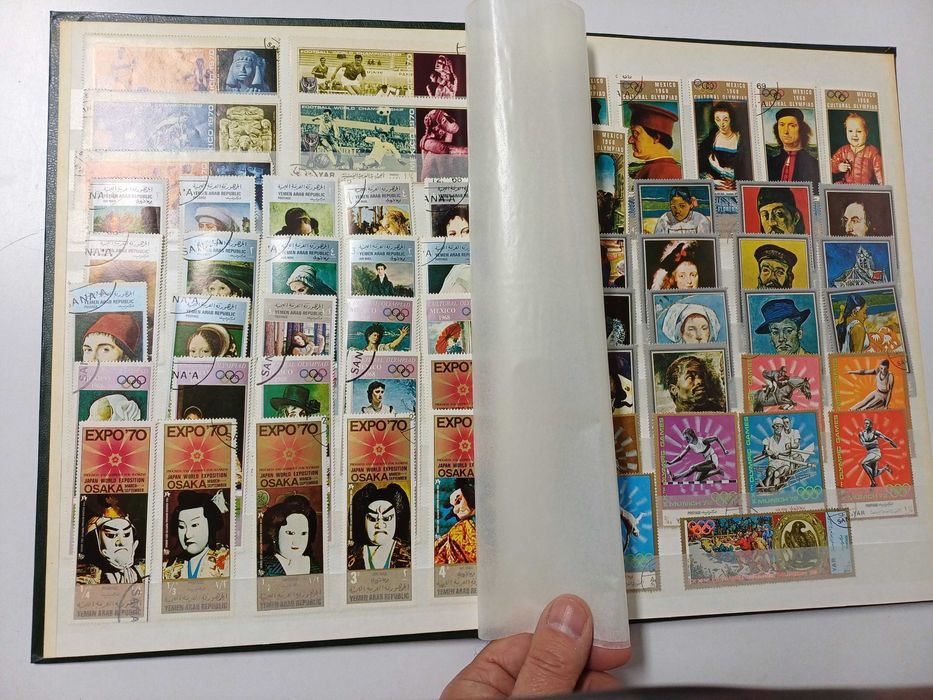 Álbuns com várias centenas de selos de vários países 2 unidades