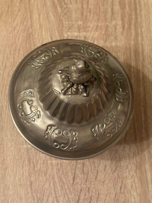 Stary pojemnik z przykrywką w kolorze srebrnym