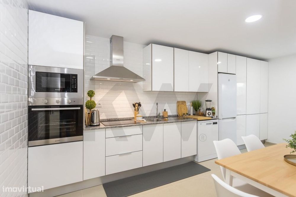 Apartamento T3 Totalmente Remodelado no centro da Cotovia, Sesimbra.