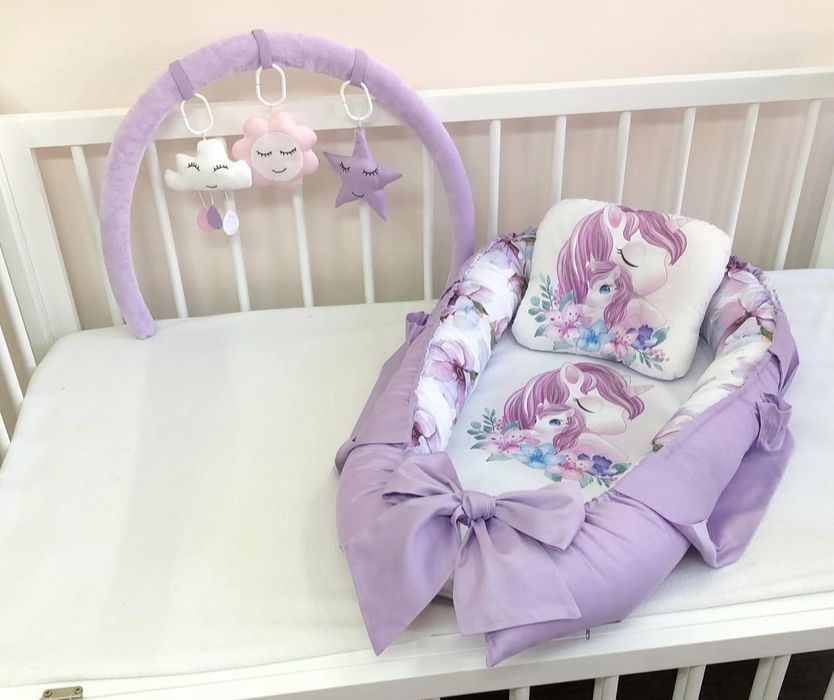 Кокон з дугою та іграшками