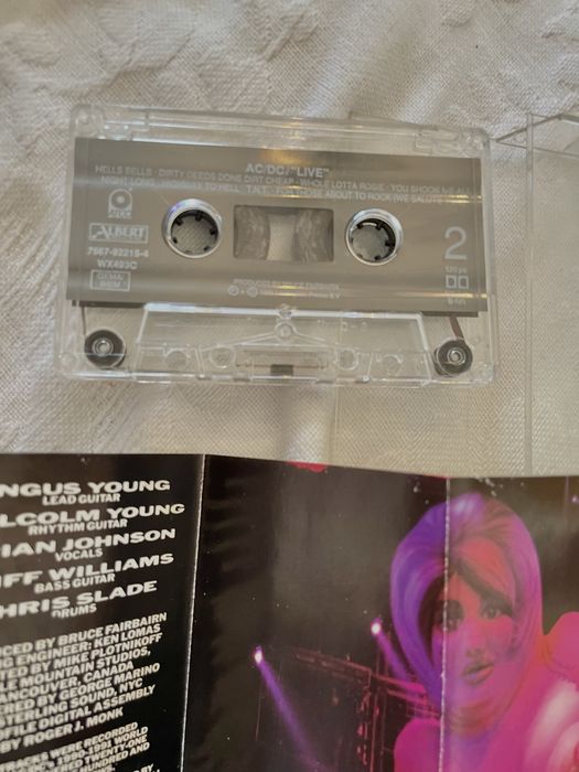 Cassestes Ac Dc - Guns n Roses - Resistencia