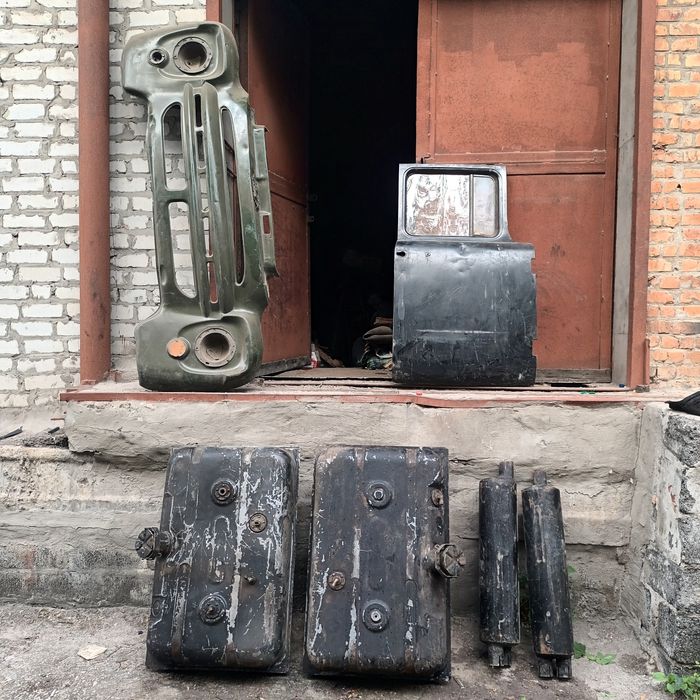 Бак топливный ЗИЛ, облицовка передняя ЗИЛ, глушитель ЗИЛ, дверь правая