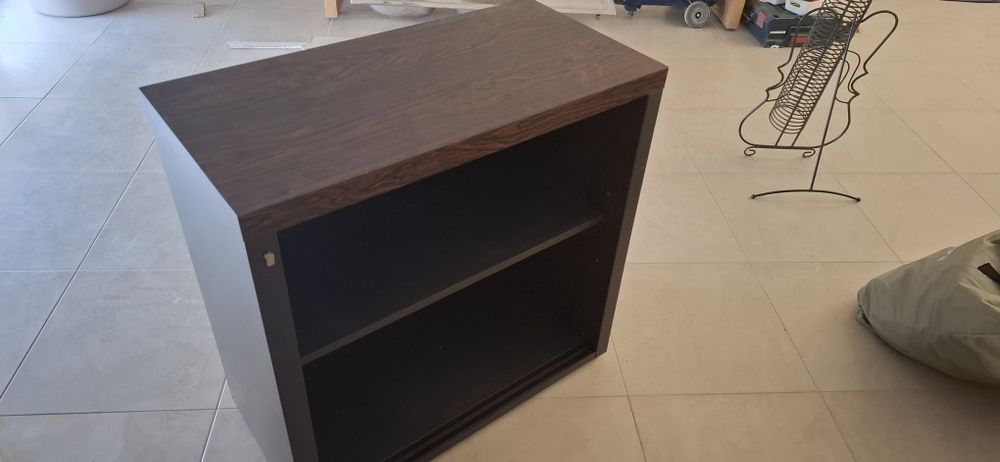 Movel de metal com tampo a imitar madeira