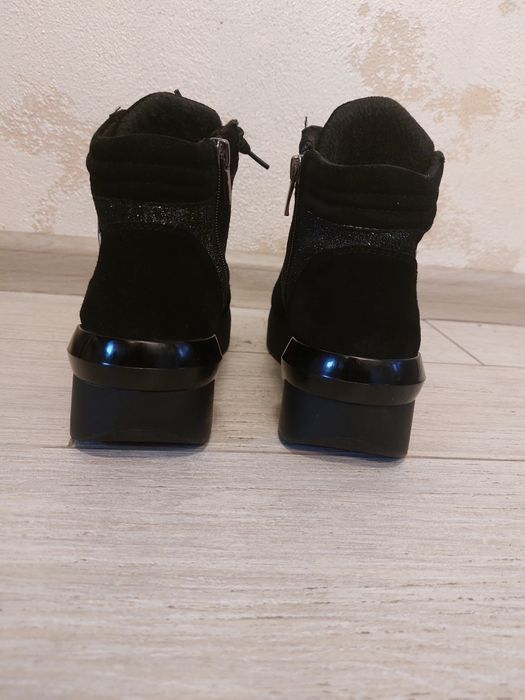 Продам жіночі снікерси.