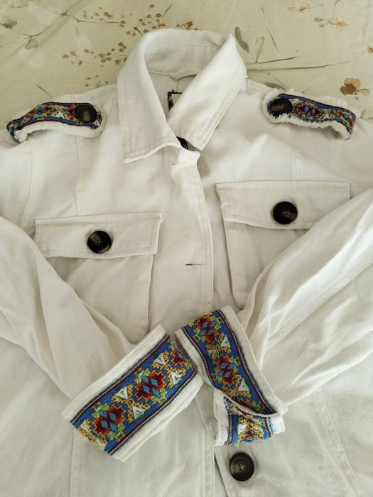 Casaco ganga branco com mangas coloridas